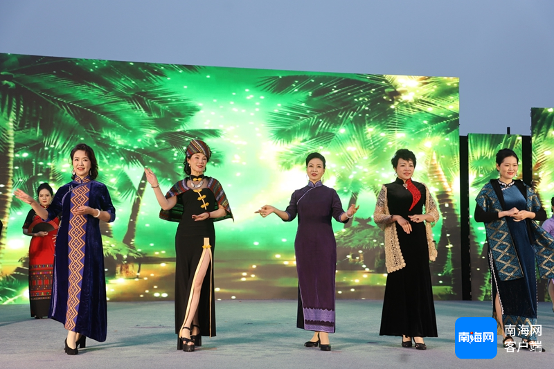 非遗服装走秀。记者 王威 摄