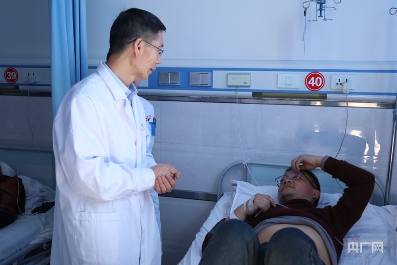 杜志兴在病房查房（央广网记者　邸文炯　摄）