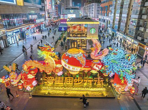 湾里庙步行街成为省会新地标，吸引着游客观光打卡。