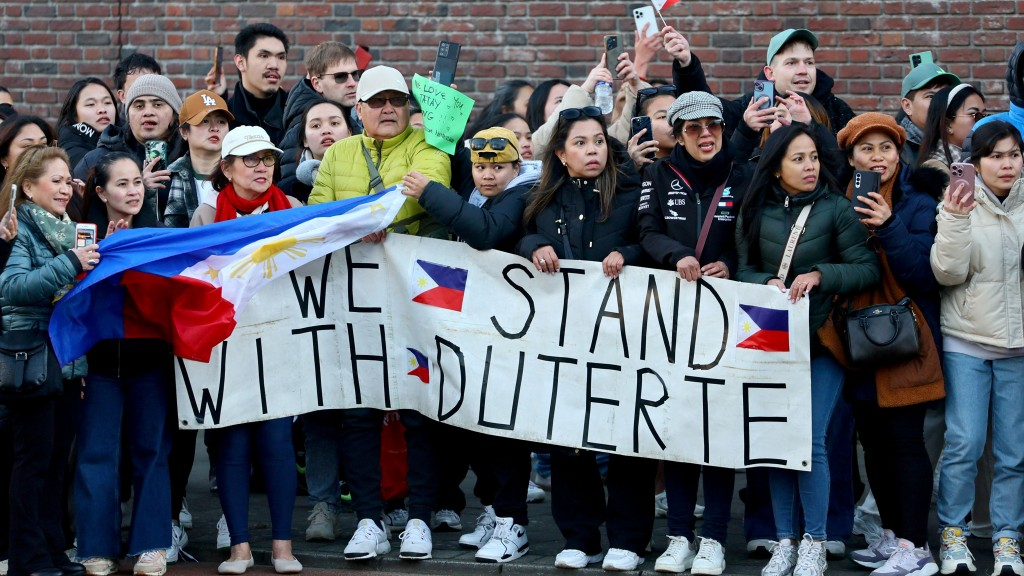 杜特尔特庭审 法院门前反对与支持者对峙