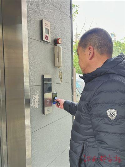 ▲熊先生刷卡上电梯。