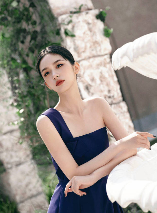 周也锁骨吸睛。