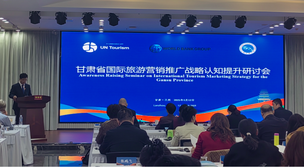 这是甘肃省文旅厅副厅长闫永强在研讨会上致辞　赵英楠　摄