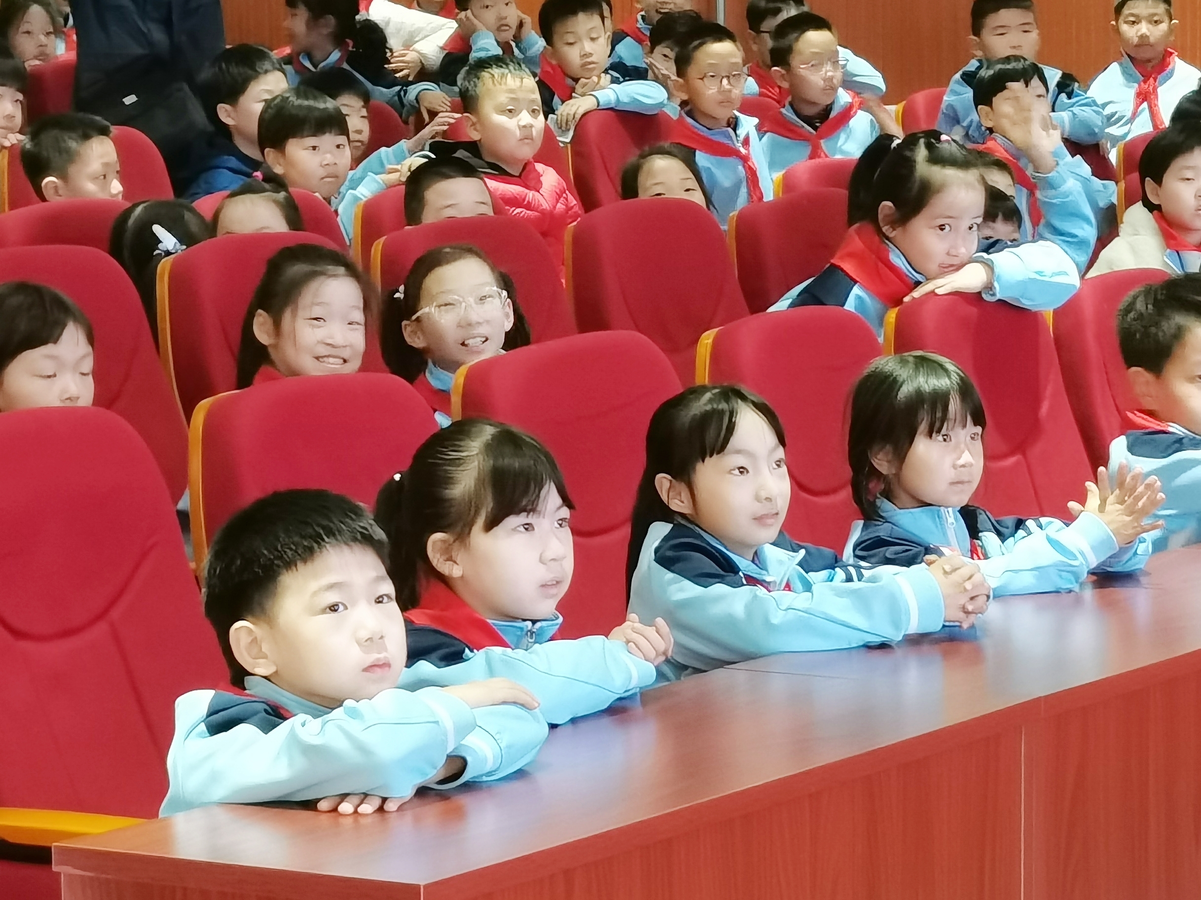 崂山区新时代文明实践中心开展“探秘螳螂拳 传承非遗魂”崂山非遗螳螂拳文化“两创”进校园活动