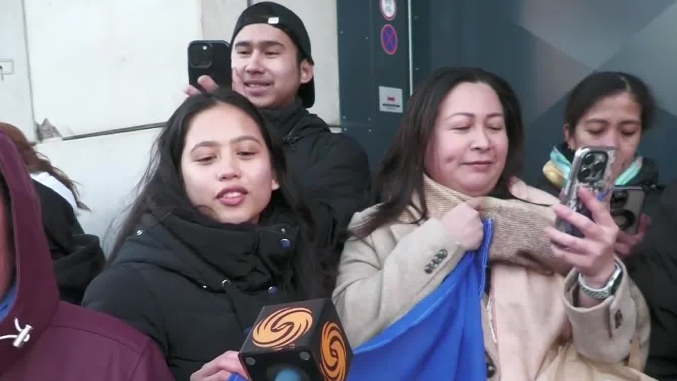 支持者在海牙监狱外声援杜特尔特：他为国家做了很多好事