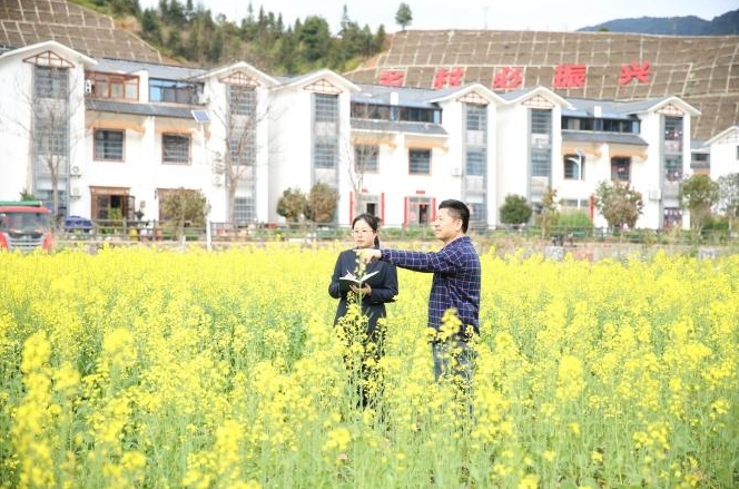 赣州中行客户经理在田间地头走访调研种植户资金需求