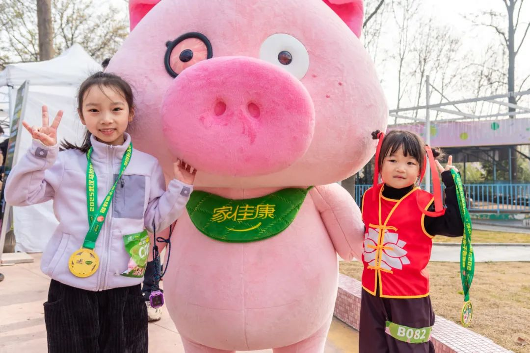 穿越“花海” 400组家庭跑进春天为汉马预热
