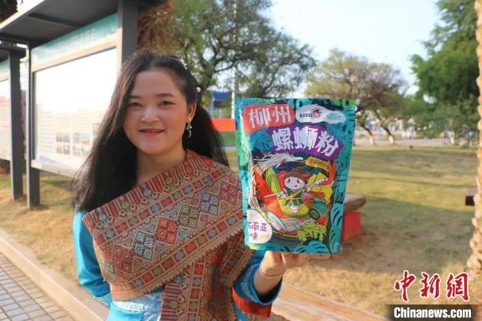 广西柳州市柳州城市职业学院东盟国家留学生和中国学生组成创业团队，研制冬阴功口味螺蛳粉，使其“出圈”东盟。林馨 摄