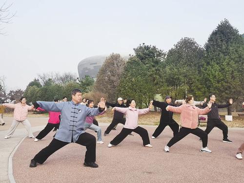 3月11日，在邯郸大剧院广场上，太极拳爱好者正在练习太极拳健身。 本报记者 张镜摄