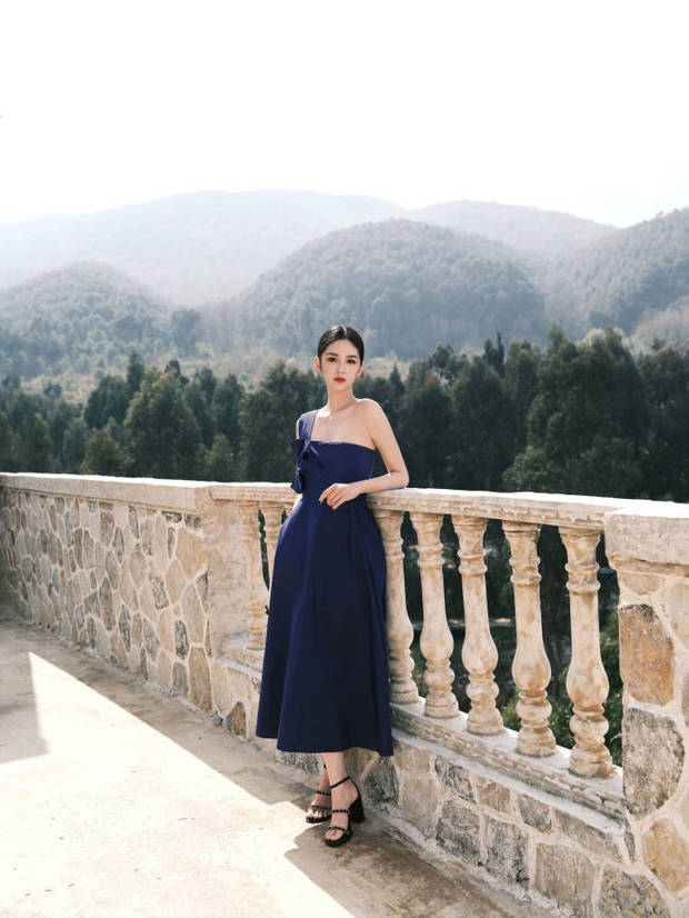 搜狐娱乐讯 3月12日晚，周也现身品牌活动，身穿藏蓝色单肩礼裙优雅又高贵。