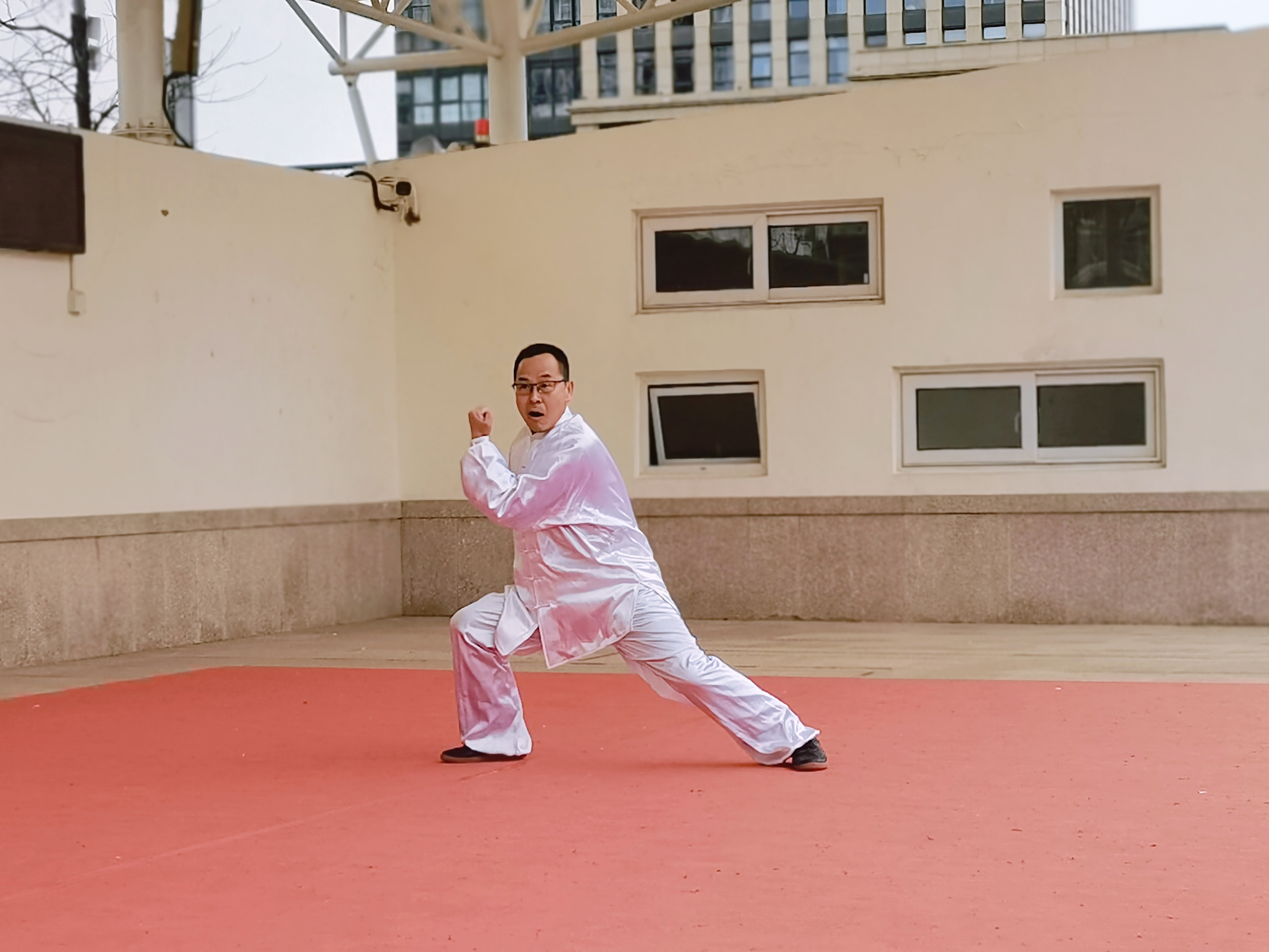 崂山区新时代文明实践中心开展“探秘螳螂拳 传承非遗魂”崂山非遗螳螂拳文化“两创”进校园活动