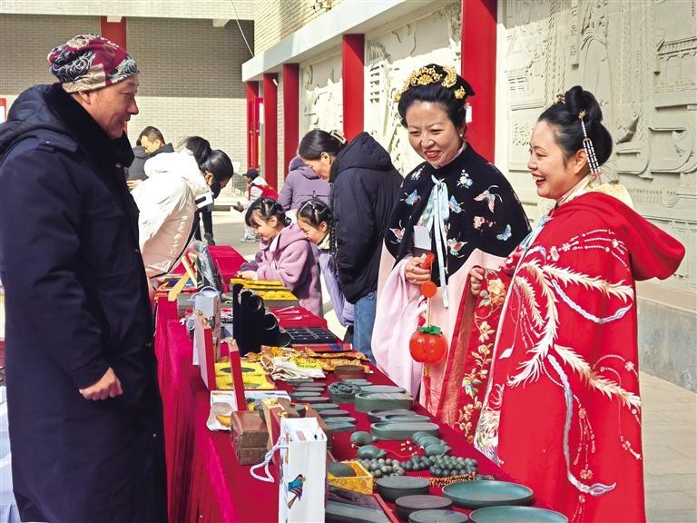 身着汉服的市民在市博体验大明风华古风集市