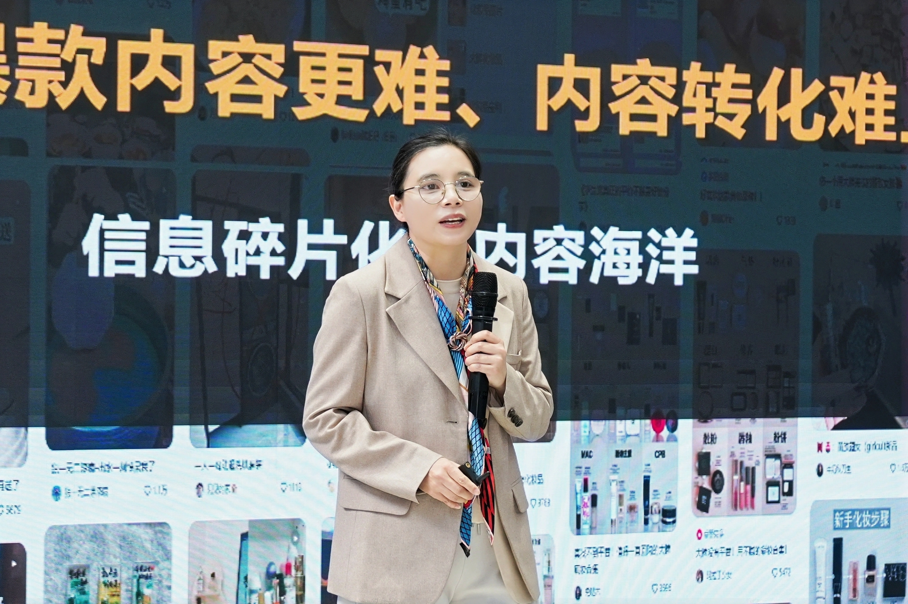 洛可可创新设计集团合伙人、副总裁、洛客CEO 徐微