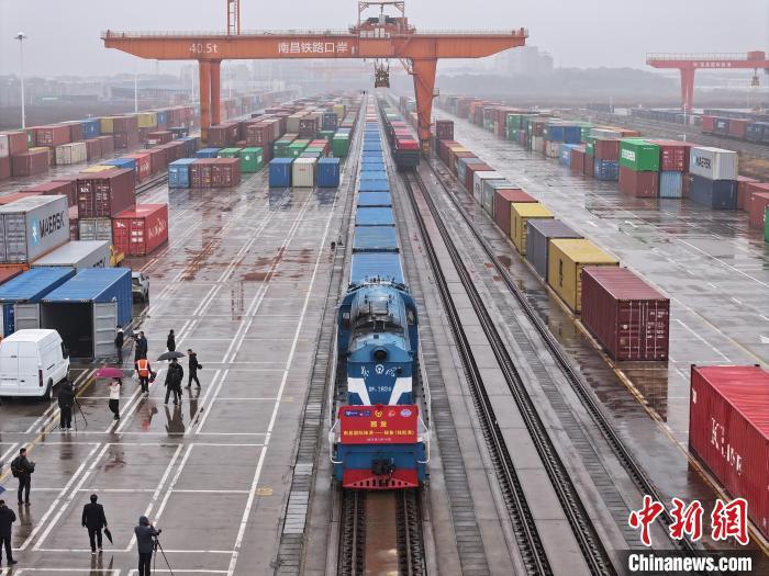 图为南昌国际陆港开行首趟至秘鲁钱凯港的铁海联运外贸班列。李悭 摄