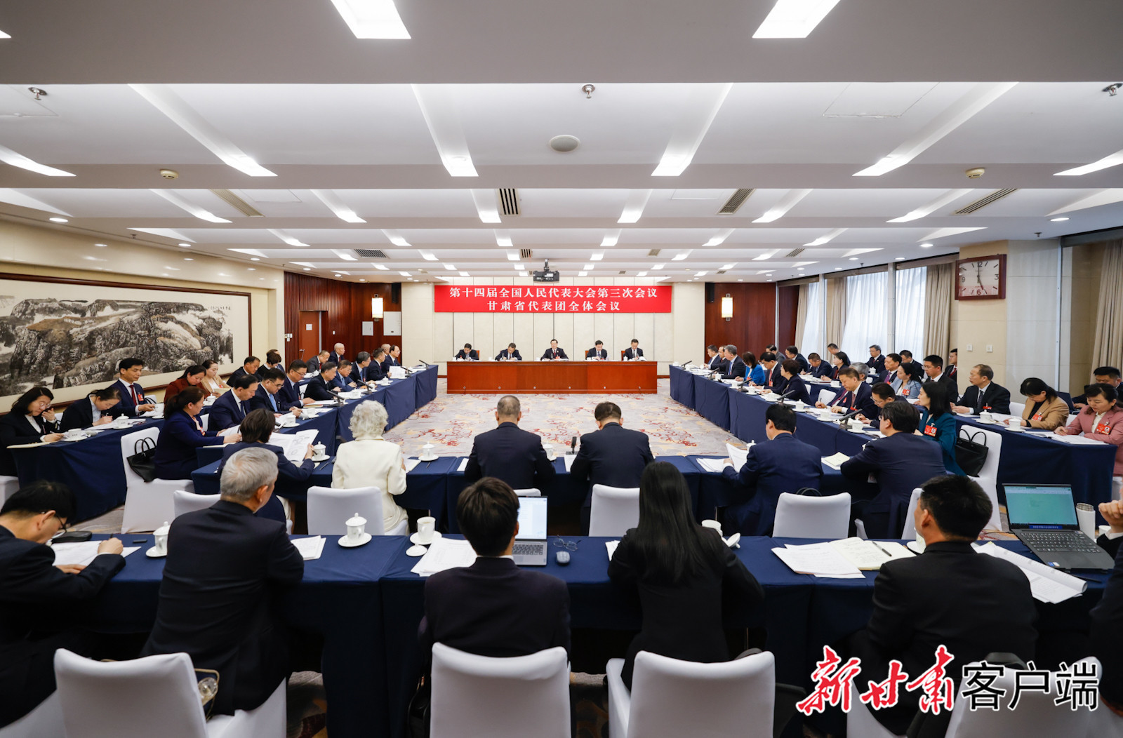 3月9日，十四届全国人大三次会议甘肃代表团在驻地举行全体会议。审议最高人民法院工作报告、最高人民检察院工作报告。新甘肃·甘肃日报记者　孟捷