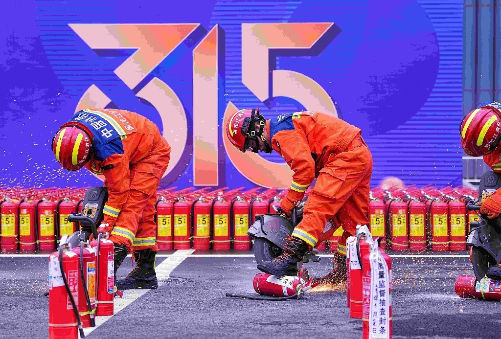 消防员销毁不合格灭火器