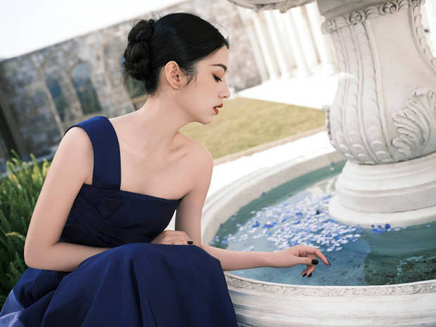 周也肤若凝脂美到发光。