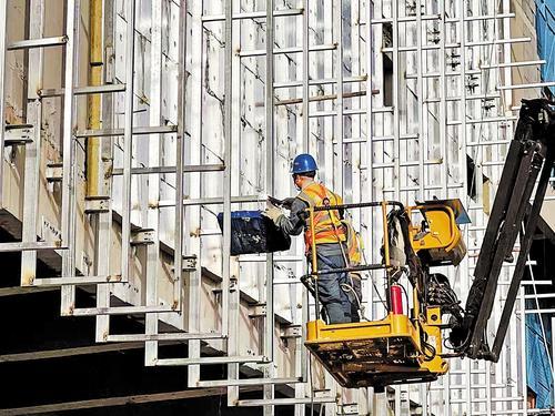 3月12日，正定县深国际&middot;真悦天地项目现场，工人正在施工。 本组图片由何俊文摄