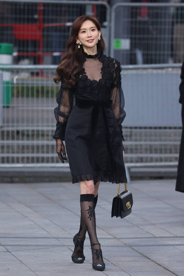 林志玲一头卷发气质出众。