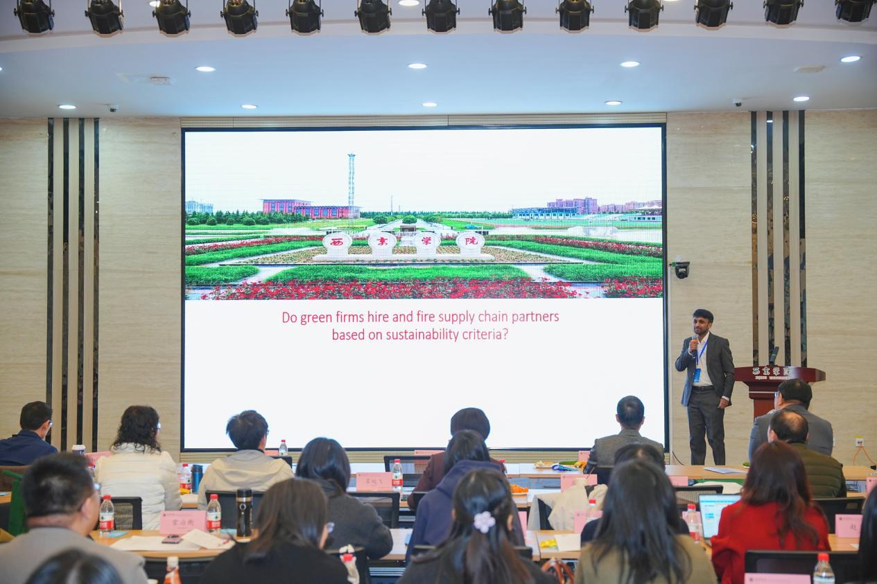 Yasir Shahab教授作报告
