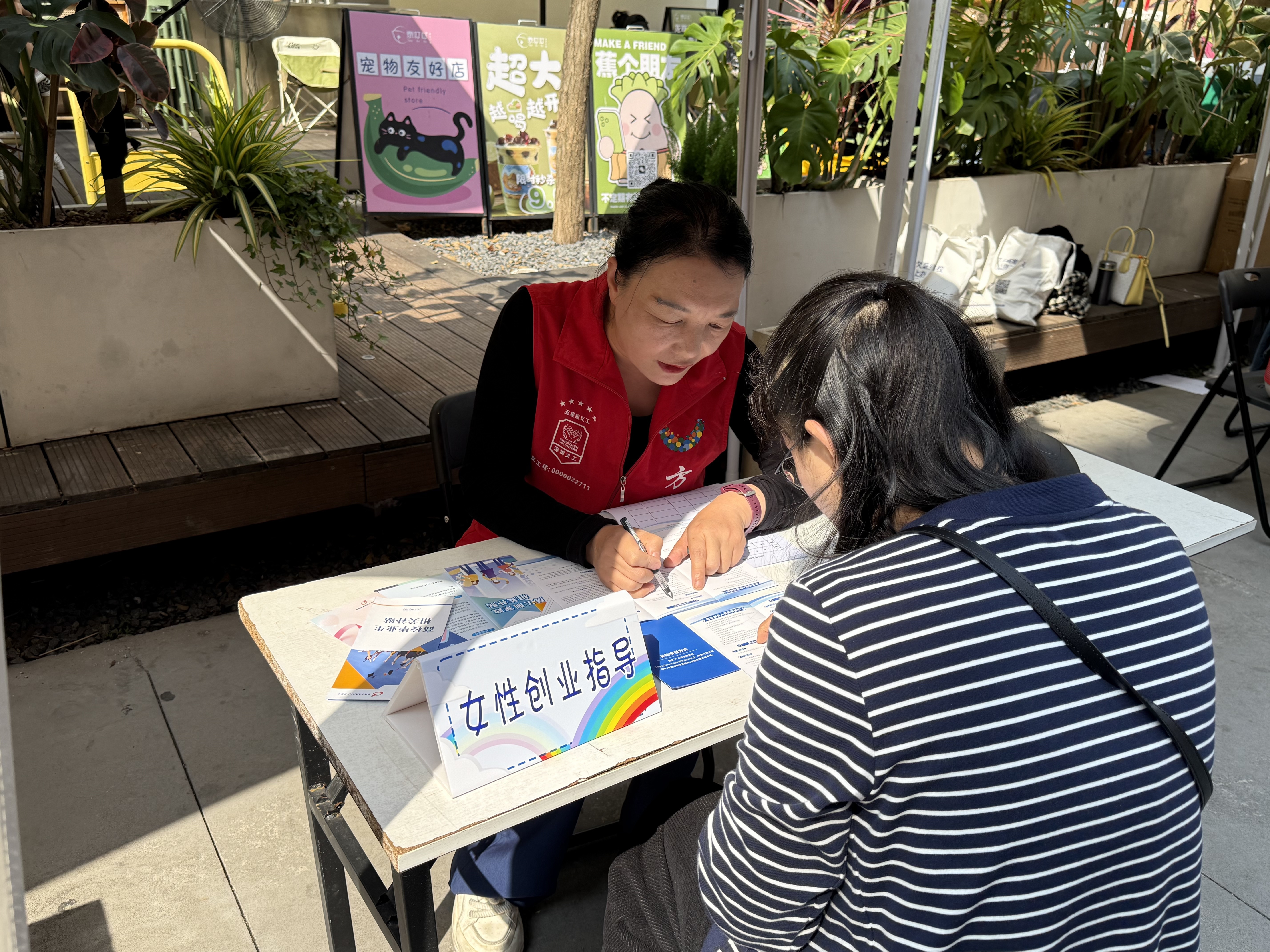 驿站“双向赋能”：吸引青年来龙岗安居乐业