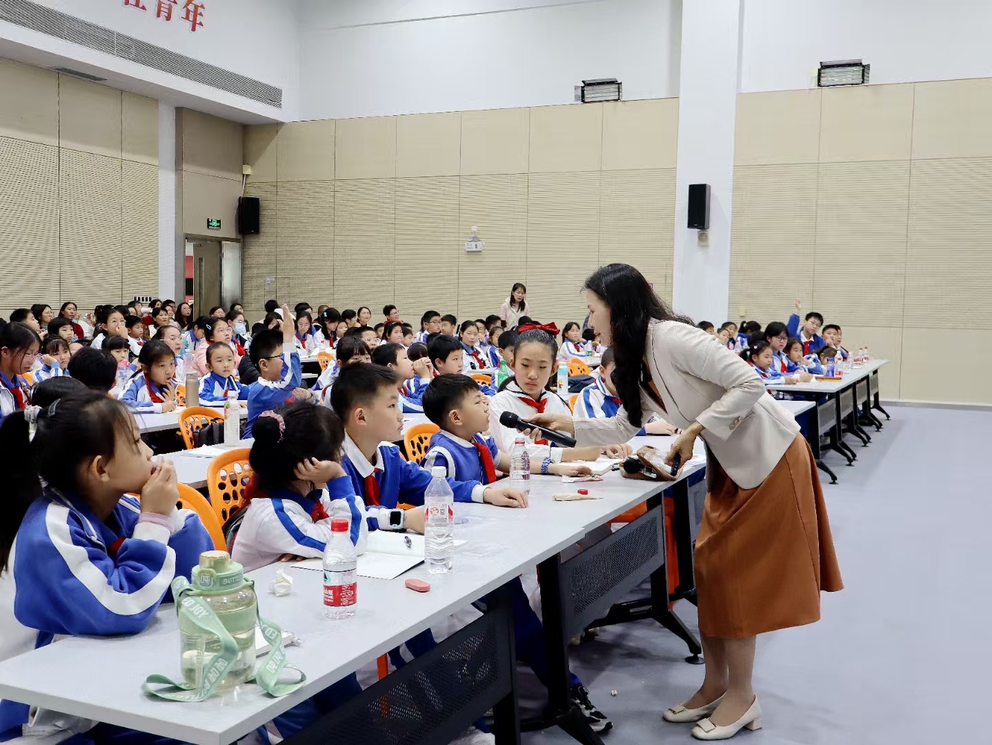 胡柳柳老师与学生课堂互动