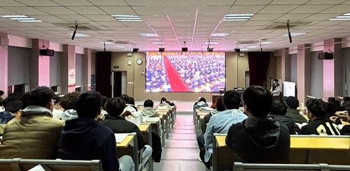 信息学院学生集中观看全国两会直播