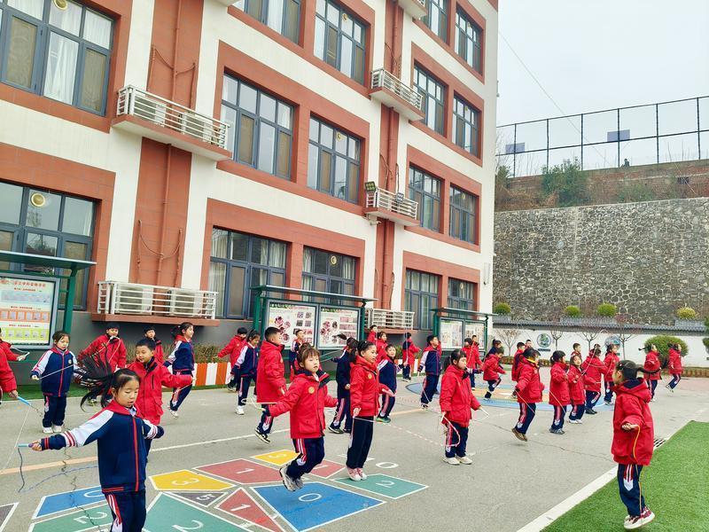 灞桥区东城第三小学学生正在上体育课，练习花样跳绳。 记者 牛凌摄影