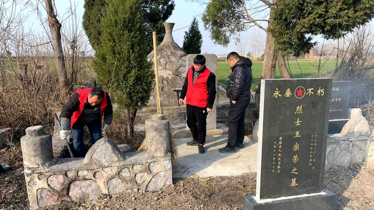 安徽固镇县常态化开展零散烈士墓环境整洁行动