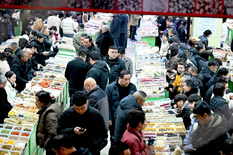 药商在安徽省亳州中药材专业市场内选购药材