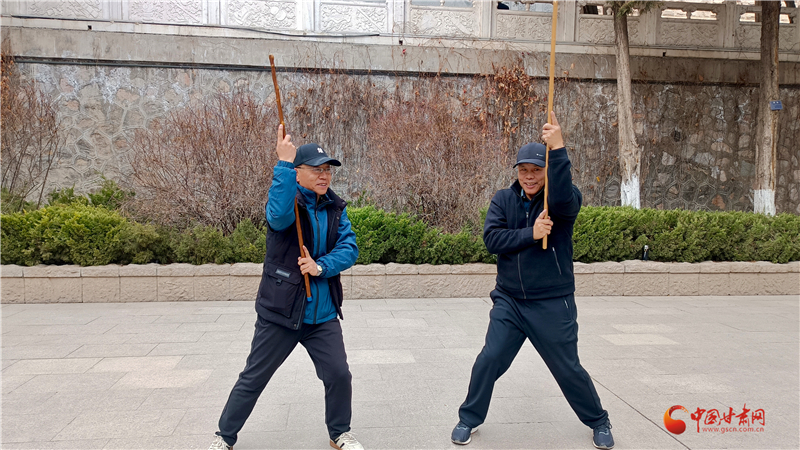 大爷把木棍耍成武器　两代人"遗"脉相承"缠"出江湖地位