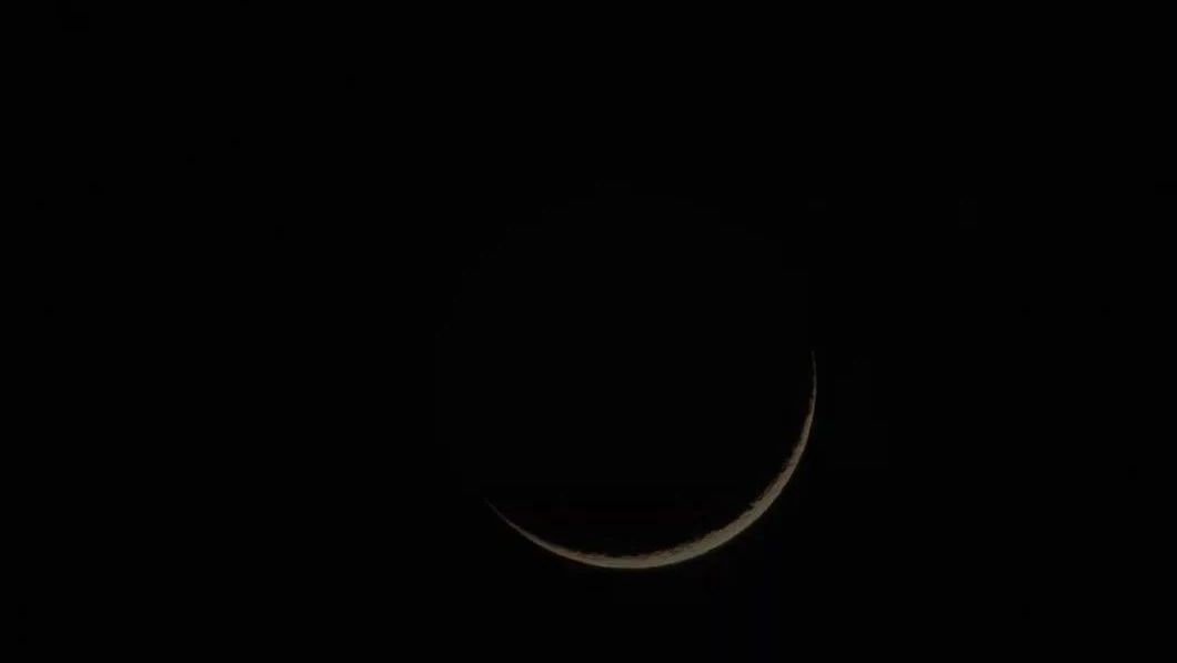 月牙，很细的，而且很美丽