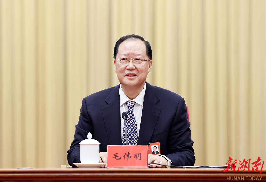 (毛伟明回答记者提问。)