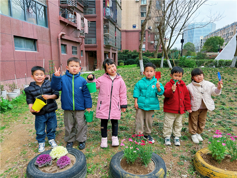 旧轮胎变身“花艺廊”，江北朱家社区携手萌娃倡环保新风