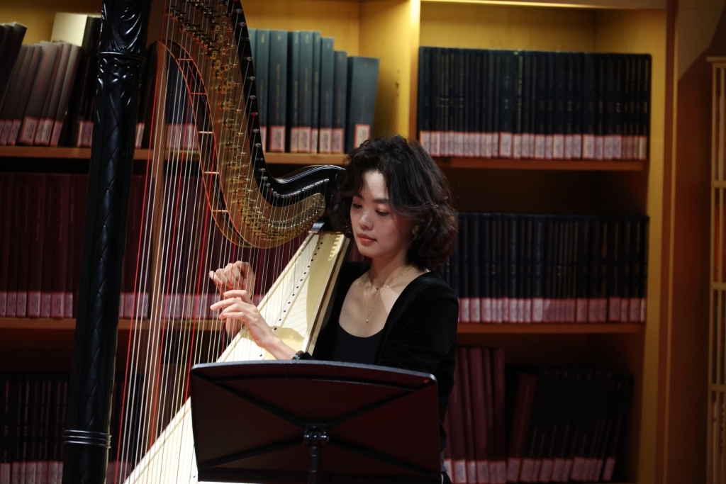 青年竖琴演奏家孙诗萌