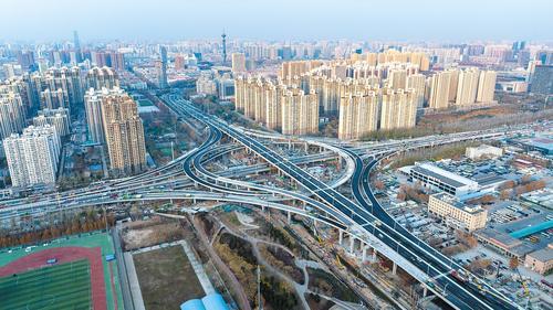 2024年12月11日，俯瞰石家庄市裕翔街与南二环互通立交桥。河北日报记者 田明 摄