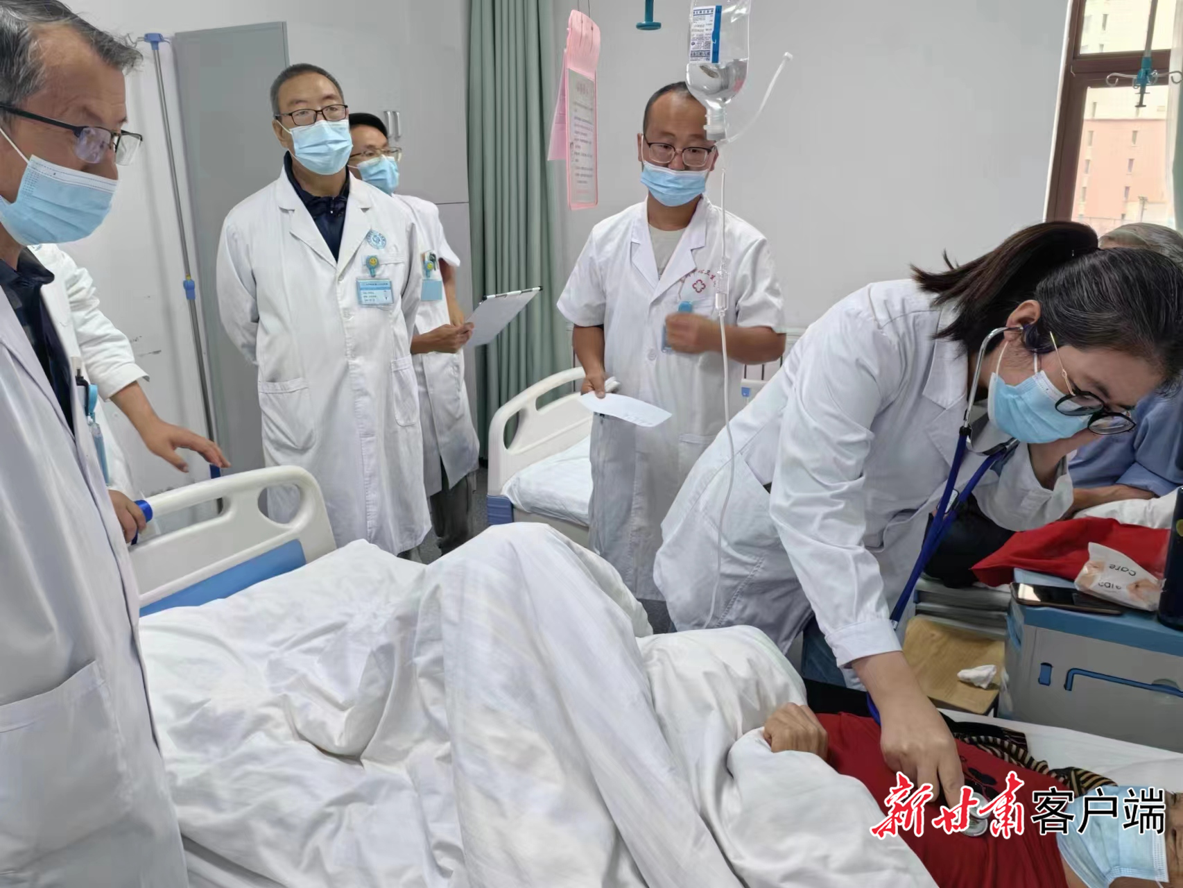兰州新区医疗专业人才为患者进行会诊