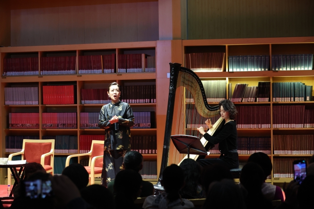 甘露露和孙诗萌合作演绎《床前明月光》