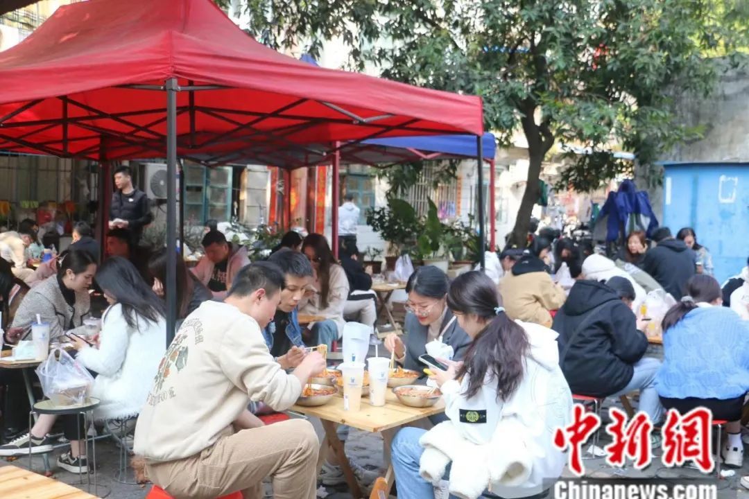 食客在螺蛳粉店打卡。林馨 摄