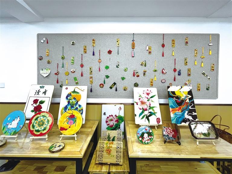 掐丝珐琅工坊内陈列的诸多精美作品