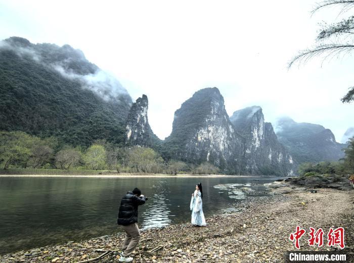 桂林：雾色蒙蒙渺如烟漓江山水如画卷