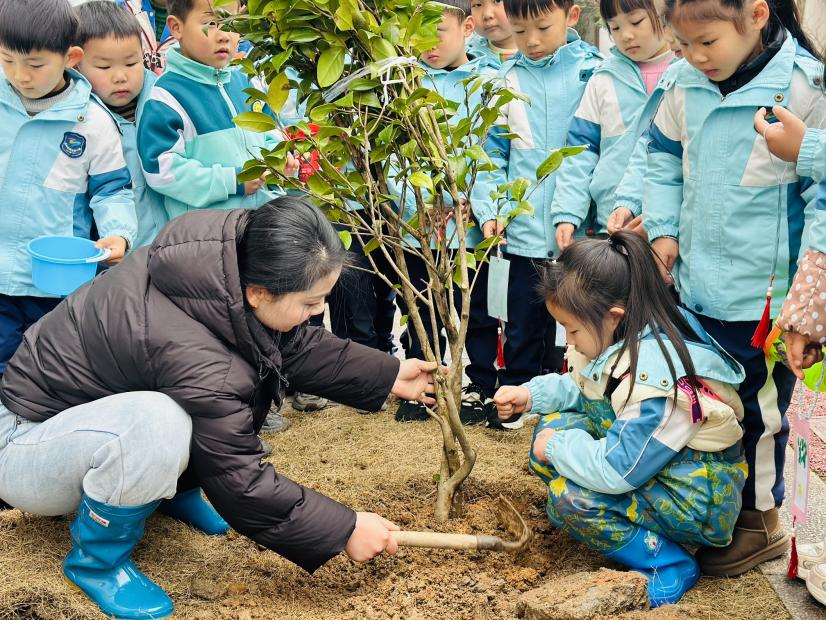 黄山市徽州区：大手拉小手 共植幸福苗