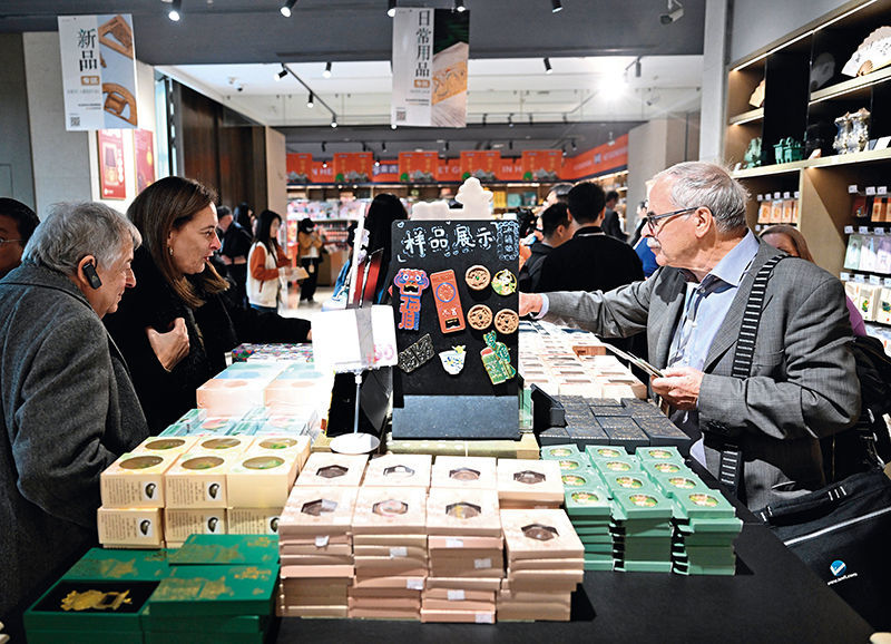 外宾在河南博物院选购文创产品（2024年11月4日摄） 李嘉南摄 / 本刊