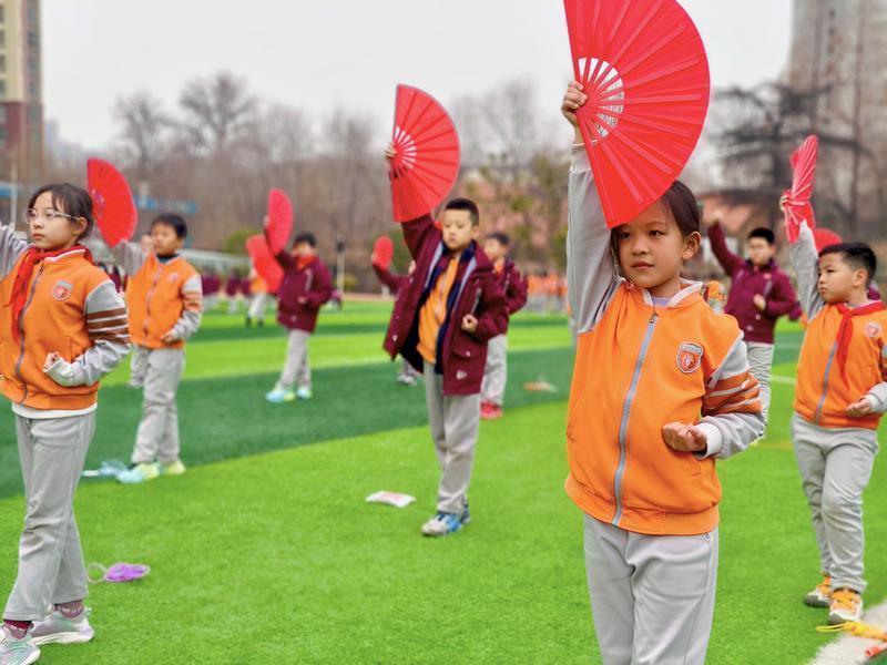 体育课上，灞桥区纺织城小学孩子们正在练习功夫扇。 记者牛凌摄影