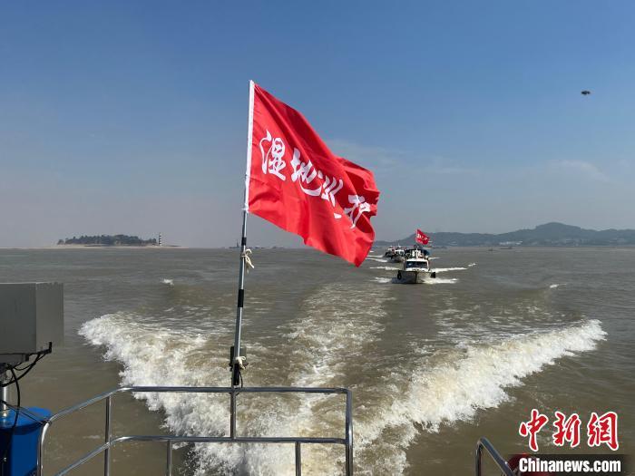 2022年，湖南启动洞庭湖湿地生态保护联合巡护执法行动。　张雪盈 摄