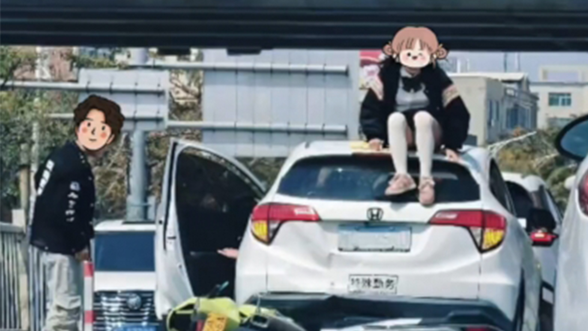 摩托车追尾前方小车，后座女子被后空翻甩上车顶，目击者：还好车速不算太快，人没事