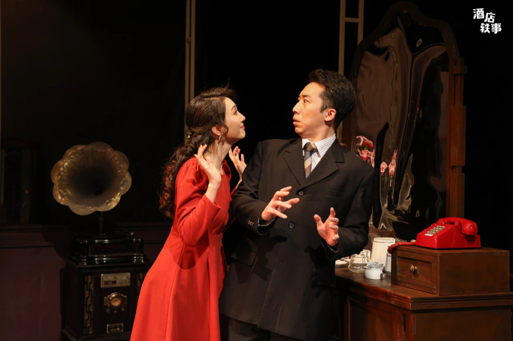 第一幕剧照　柳文伊（左）出演可琳、杜子俊出演萨姆