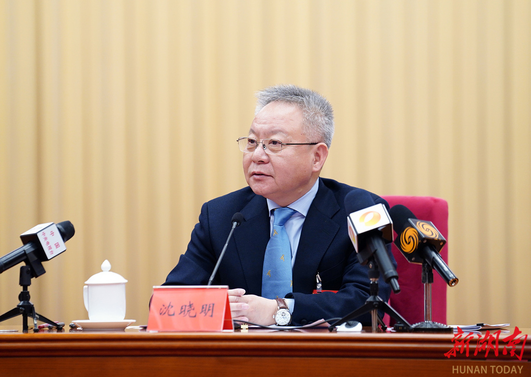 (沈晓明回答记者提问。)