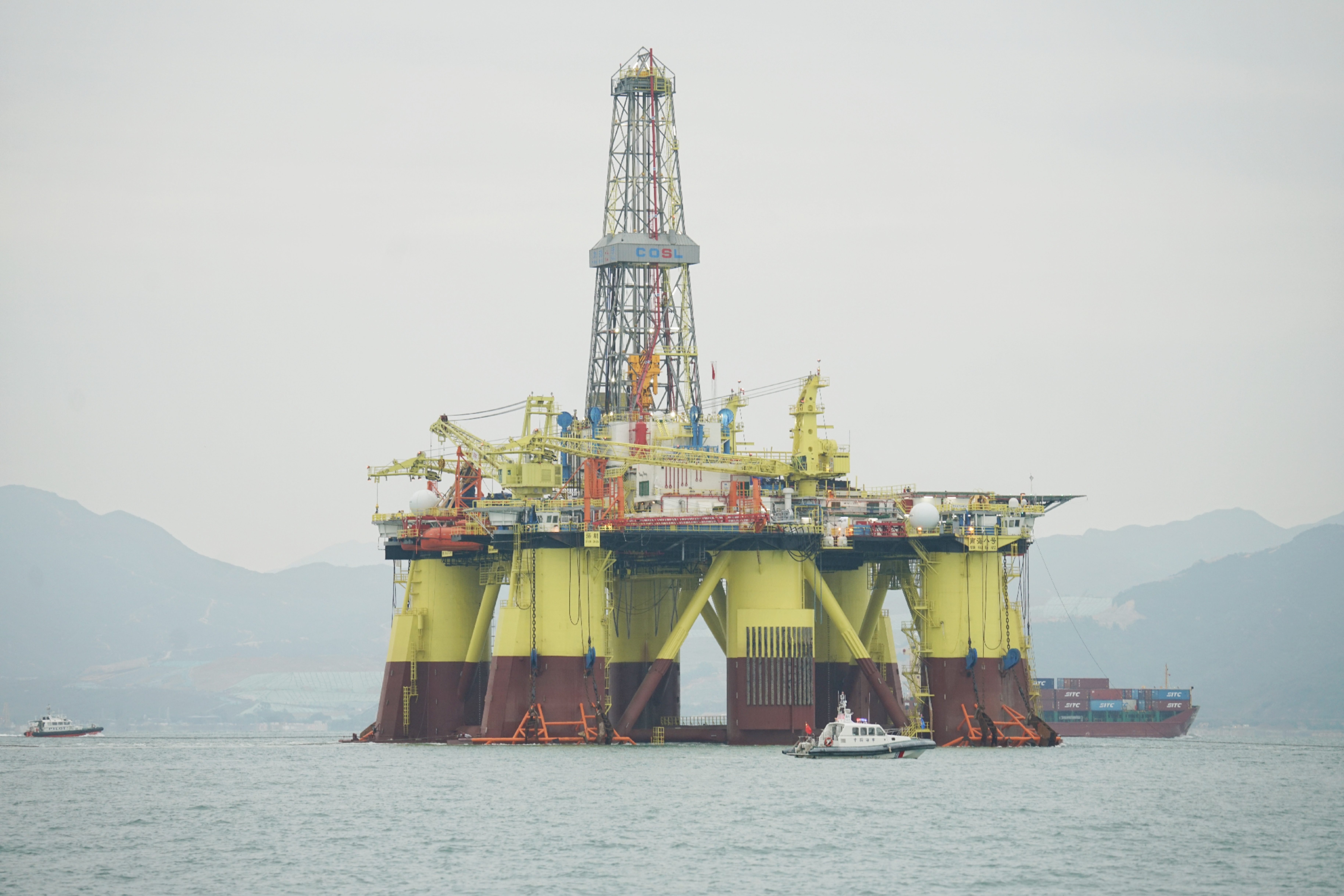 南山海事局护航“南海八号”钻井平台顺利出港