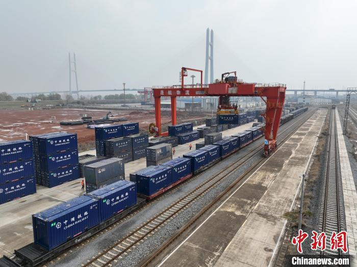 图为江西省九江市，江西首列采用顶开门集装箱的多式联运粮食列车装车现场。张学东 摄